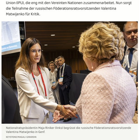 Die Schweizerische Nationalratspräsidentin, Maja Riniker schüttelt mit leicht steinernem Gesicht der russischen Föderationsvorsitzenden Matwinjenko die Hand.