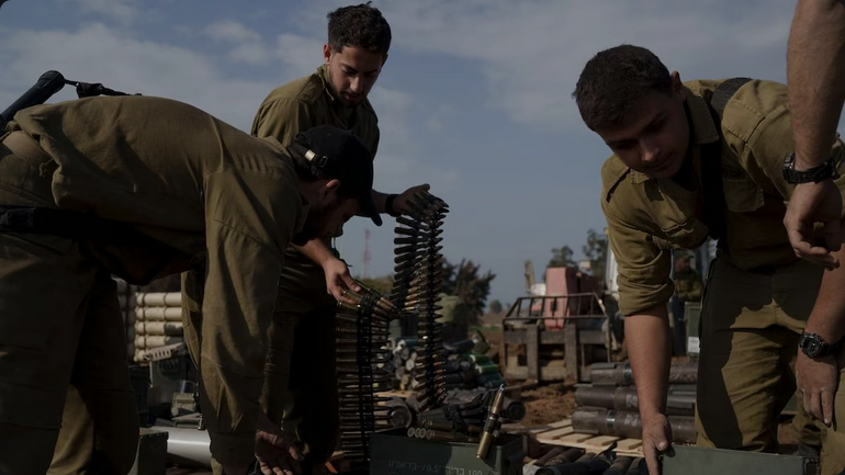 Des soldats israéliens rangent des munitions dans le sud d'Israël, près de Gaza, le 2 janvier 2024.
