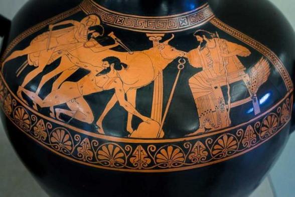 Red figure vase painting depicting Hermes killing the many-eyed Argos who is guarding Io n the shape of a cow. Zeus, seated, is watching the scene unfold.