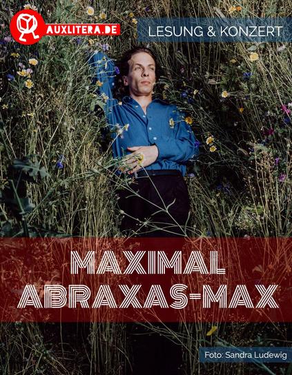 Max Prosa liegt mit dem Rücken in einer hochgewachsenen Wildblumenwiese. Er hat seinen rechten Arm unter den Kopf gelegt, seinen linken Arm auf seinen Bauch und er schaut in den Himmel.