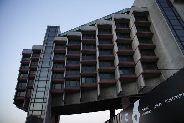 the staggered windows seen from a low perspective 