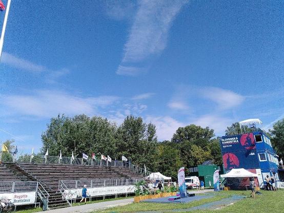 zaber na stanoviste rozhodcov, tribunu a stupienky vitazov