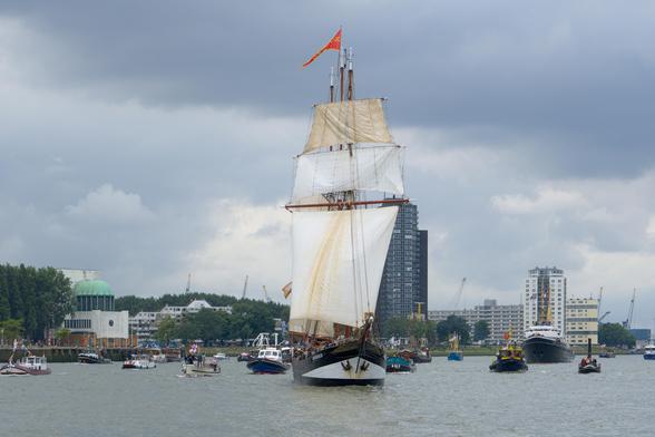 De terugkomst van schoener Oosterschelde, gevolgd door een vloot van klassieke schepen.