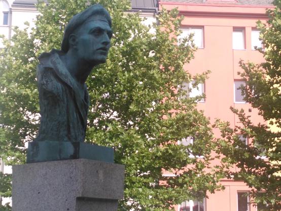 Reichlich heroisch, die Statue, 2017 renoviert. Konskriptionsnummer seines Geburtshaus übrigens: 157.