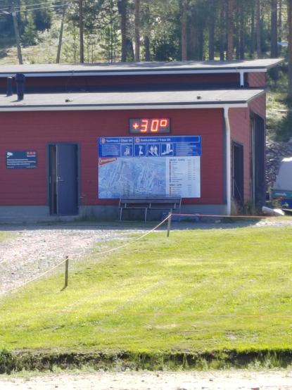 Kuvassa hiihtokeskuksen lämpömittari joka näyttää plus kolme kymmentä astetta