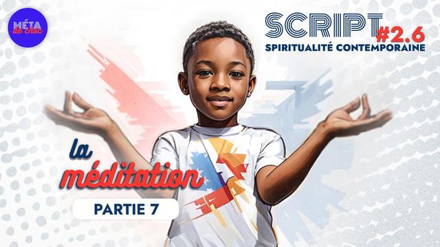 Un enfant est debout en position de méditation, les yeux ouverts. Il est souriant. Illustration de la partie 7 de l’émission « La méditation », du podcast Méta de Choc.