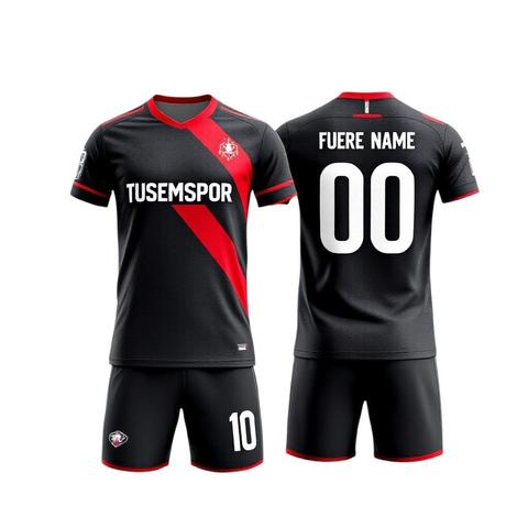 Simsiyah zemin üzerine eğik şekilde inen kalın kırmızı çapraz bantla tasarlanmış modern futbol forması. Köşeli V yaka ve kırmızı kol detaylarıyla dikkat çeken formanın yanında uyumlu şort da yer alıyor. Sahada güçlü ve kararlı bir stil yansıtıyor.

