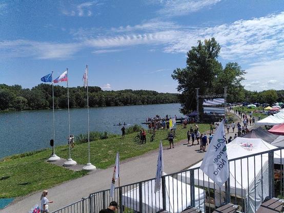 zaber na areal Zemnika z tribuny:

Zemnik, velkorozmerna ibrazovka, zastavy, stanky, sutaziaci aj divaci, …