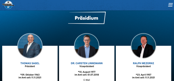 Website des Fußballbundesligaclubs SC Paderborn. Der Screenshot zeigt drei Männer. In der Mitte ist der Politiker Carsten Linnemann, der neben seiner Tätigkeit als Abgeordneter, Generalsekretär und stellv. Fraktionsvorsitzender noch Zeit für das Amt des Vizepräsidenten des Vereins hat.