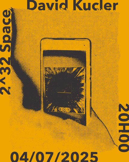 [SLO] Promocijska grafika za razstavo »2^0 delo: David Kucler« v Prostoru 2^32. Rumeno-siva podoba z osnovnimi informacijami o razstavi. [ENG] Promotional graphic for the exhibition “2^0 work: David Kucler” at 2^32 Space. A yellow-gray image with key exhibition details.