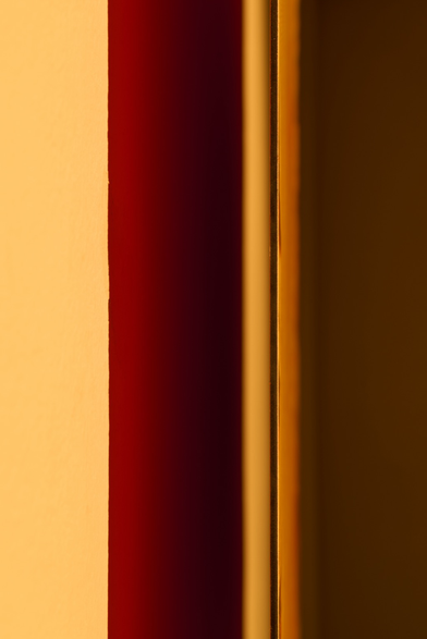 [SLO] Fotografija postavitve razstave »2^0 delo: David Kucler« v Prostoru 2^32, prikaz reproduciranega dela bodeče neže v prostoru z rumenkasto ambientalno svetlobo in rdečkasto žarečimi sencami. [ENG] Photo of the installation of the exhibition “2^0 work: David Kucler” at 2^32 Space, showing the reproduced work of carline thistle in a space with yellowish ambient light and reddish glowing shadows.