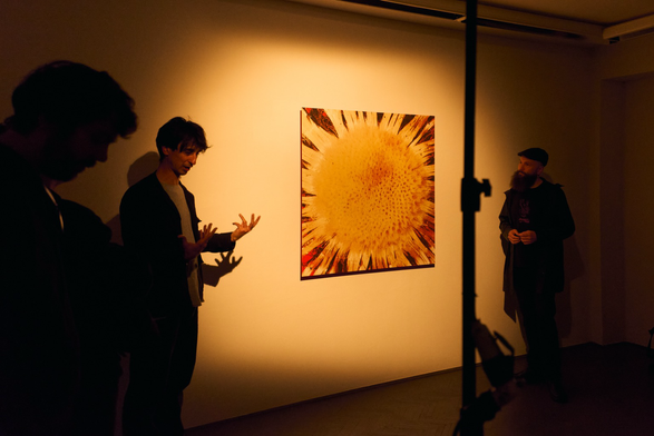 [SLO] Fotografija z odprtja razstave »2^0 delo: David Kucler« v Prostoru 2^32. [ENG] Photo from the opening of the exhibition “2^0 work: David Kucler” at 2^32 Space.