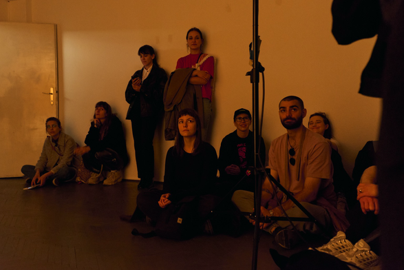 [SLO] Fotografija z odprtja razstave »2^0 delo: David Kucler« v Prostoru 2^32, kjer je razstavljeno reproducirano delo bodeče neže. [ENG] Photo from the opening of the exhibition “2^0 work: David Kucler” at 2^32 Space, featuring the exhibited reproduced work of carline thistle.