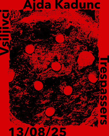 [SLO] Promocijska grafika za razstavo »Vsiljivci« Ajde Kadunc v Petrušnji vasi. Živo rdeče-črna podoba z osnovnimi informacijami o razstavi. [ENG] Promotional graphic for the exhibition “Trespassers” by Ajda Kadunc in Petrušnja vas. A vivid red-black image with key exhibition details.