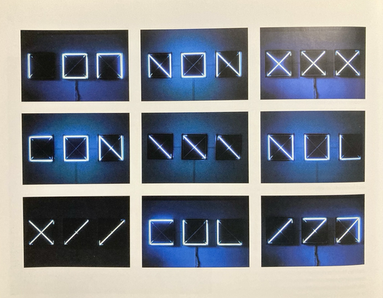 Néons avec programmation aléatoire - poétique - géométrique, 1967. Tubes de néon blancs sur panneaux de bois. 3 éléments 50 x 50 cm chacun ; dimensions générales : 50 x 190 x 6 cm. Collection de l'artiste.