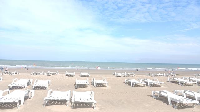 Tolles Wetter und kurz vor Mittag noch nichts los am traumhaften Strand