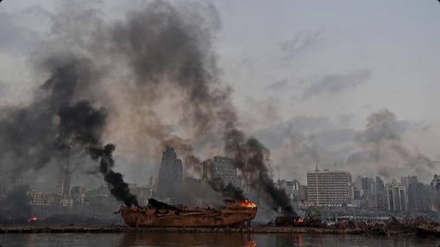 Les restes d'un navire en flammes au port de Beyrouth.