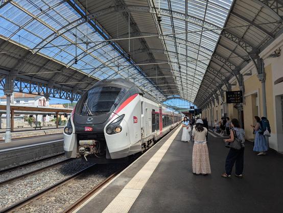 Un Intercités de type Coradia quatre voitures au couleurs SNCF (Blanc, Gris, Carmillon) entre en gare de Lourdes