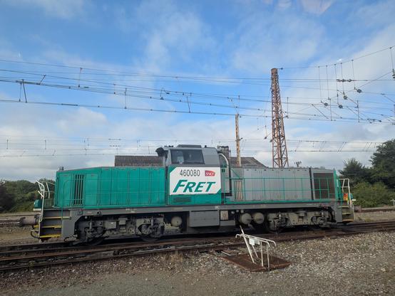 Locomotive diesel fret SNCF de et Vossloh en gare d'Artix