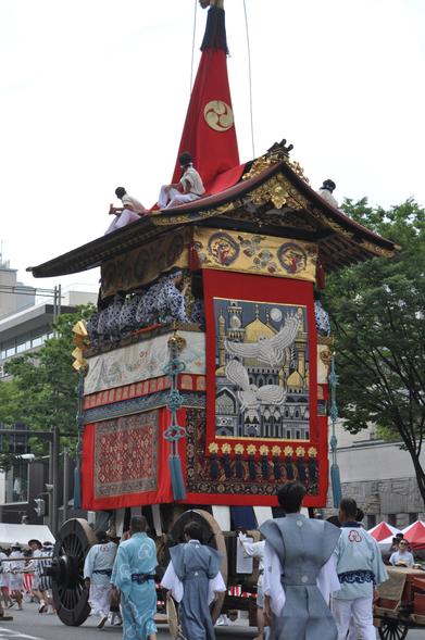 The Hoka-boko's owl omikuji was inspired by 'Baghdad' (バグダッド), the float's famous tapestry (which features owls in flight with a mosque in the background).