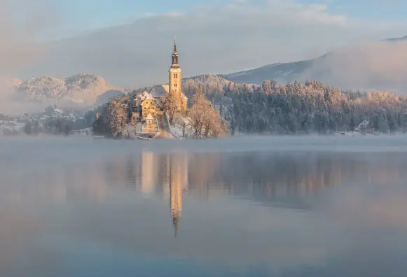 L'île du lac de Bled au lever du soleil