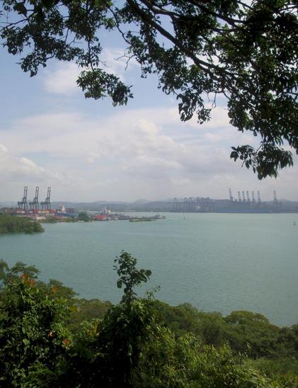 Die Einfahrt in den Panama Kanal von der Pazifik-Seite aus. Die Kräne gehören zum Hafen von Panama City.