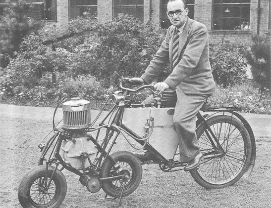 En la rueda delantera tiene una pequeña moto, con sus dos propias ruedas en línea.