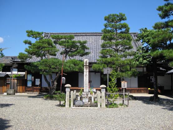 The main hall of Rokudo Chinno-ji.
