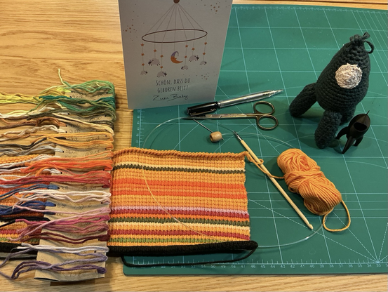 Zu sehen sind die ersten vier Wochen einer gehÀkelten Temperaturdecke, die im Juli 2026 zum ersten Geburtstag von unserem Enkelkind fertig werden soll.