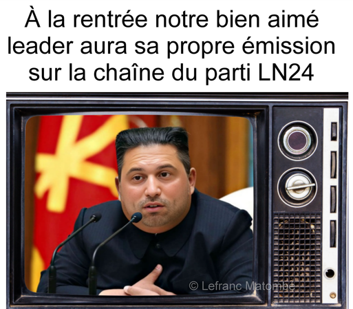 Montage représentant Georges-Louis Bouchez avec l'apparence de Kim Jong-un, assis devant un micro à l'intérieur d'une télévision rétro. Texte incrusté : 'À la rentrée, notre bien aimé leader aura sa propre émission sur la chaîne du parti LN24'.