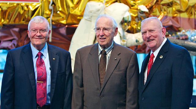 Apollo 13 mission commander Jim Lovell (C), lunar module pilot Fred Haise (L), and mission controller Gene Kranz pose for photographers at the National Air and Space Museum on April 15, 2010.