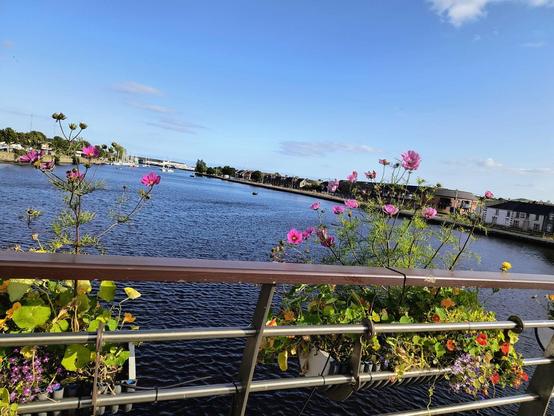 Die  Brücke über den Fluss teilt die schöne Stadt am Meer