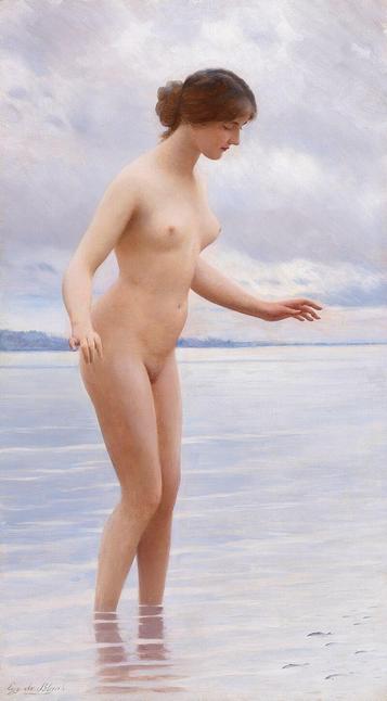 Das Bild zeigt das Gemälde "In the Water" des Malers Eugene de Blaas. Eine nackte junge Frau mit nach hinten hochgebundenen langen Haaren steht im Wasser, in einem See oder Meer. Nur ihre Füße sind im Wasser. Ihre Körperhaltung ist die vorsichtiger, zögerlicher Neugier und Vorfreude, die Arme etwas ausgebreitet. 