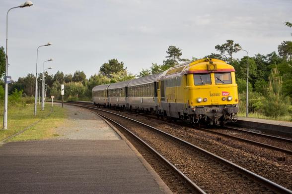 SNCF BB 67407 in Infra-Farbgebung mit dem IC 3888 auf der Fahrt nach La Rochelle bei der Einfahrt in die Bahnhaltestelle Montendre.