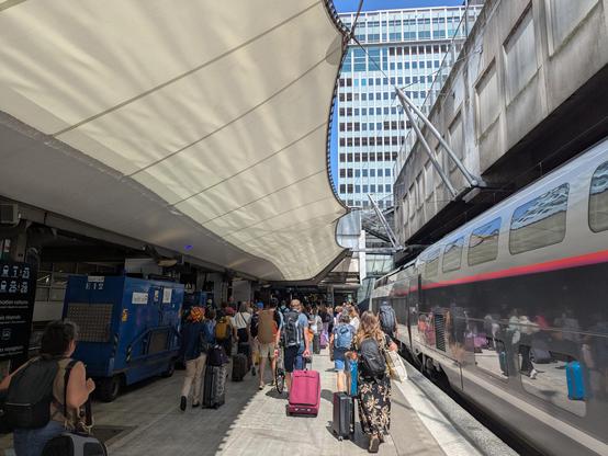 Des vacanciers descendent d'un TGV en provenance de la côte basque sur la voie 24 de la gare de Paris Montparnasse.