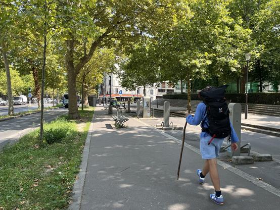 Un marcheur avec bâton de pélerin dans Paris