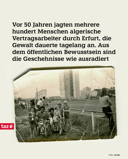 Das Foto zeigt zwei algerische Vertragsarbeiter mit einer Gruppe Kindern, nahe dem Wohnheim, in dem die Männer damals in den 70ern lebten. Dazu der Text:
Vor 50 Jahren jagten mehrere hundert Menschen algerische Vertragsarbeiter durch Erfurt, die Gewalt dauerte tagelang an. Aus dem öffentlichen Bewusstsein sind die Geschehnisse wie ausradiert 