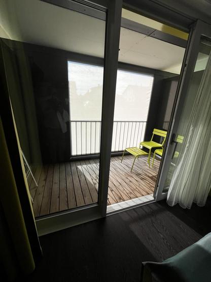Blick auf den Balkon im SleepandStay