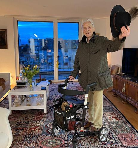 Bernhard in einem Zimmer stehend, mit Hut zum Gruß erhoben lächelt er in die Kamera
Es gibt Menschen, die ringen dem Leben das Beste ab – vom ersten Moment an bis zum letzten. Bernhard ist so einer. Prostatakrebs seit 26 Jahren, inzwischen metastasierend, Schmerzen, Gewichtsverlust, Kraftlosigkeit und Erschöpfung. ...

https://www.medcan.ch/ueber-uns/unsere-geschichten/bernhard