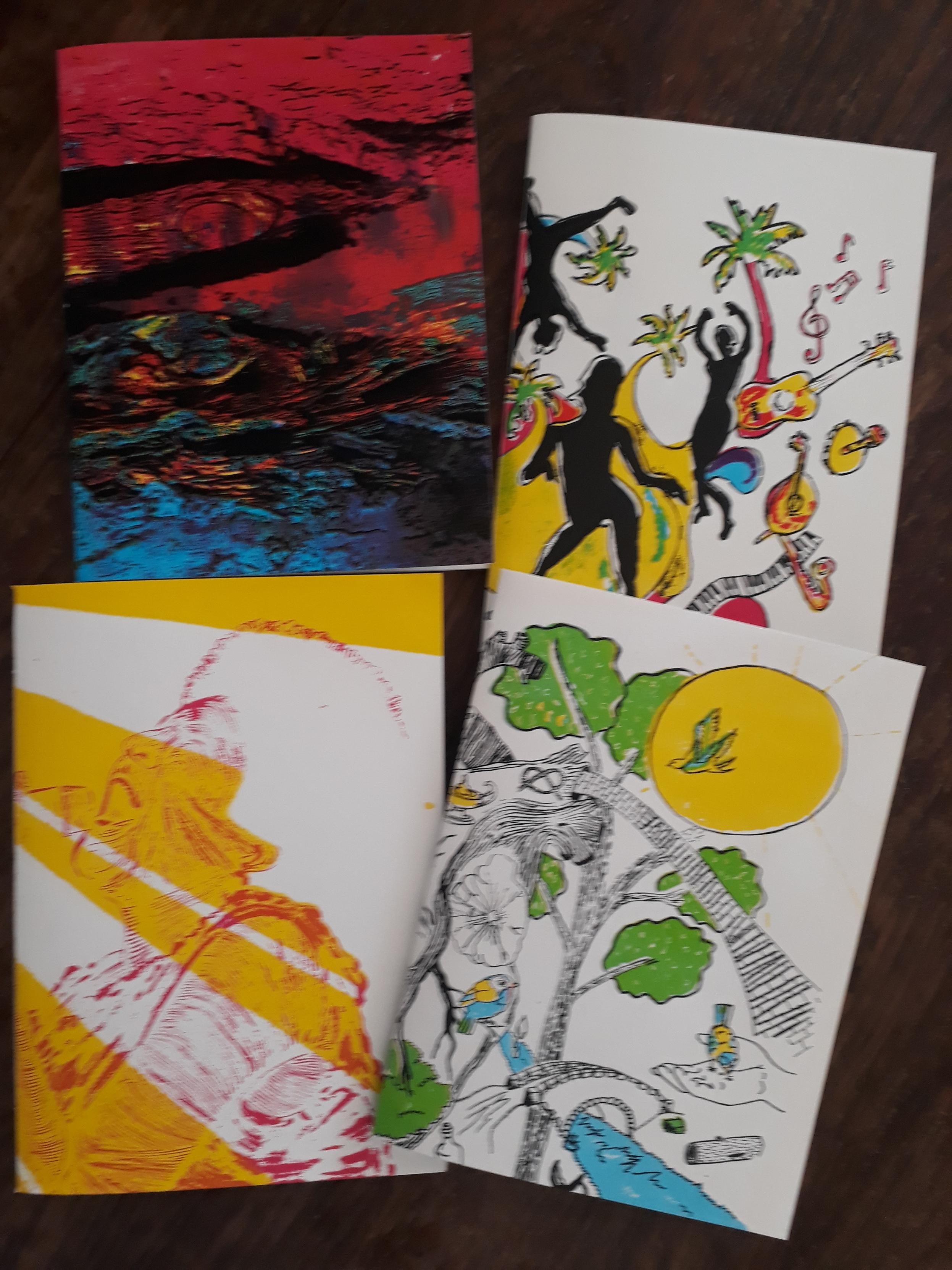 Quatre agendas format A4 plié sur papier blanc 220g.
Le premier est une réinterprétation en quadrichromie d'une photo de veines et noeuds de bois, avec une majorité de rose et de bleu.
Le deuxième, très coloré, représente des silhouettes noires dansant au milieu de palmiers. Il y a aussi des instruments et des notes de musiques.
Le troisième est une gravure ici en rose et jaune de Aretha Franklin de profil gauche, en train de chanter, sous les projecteurs.
Le quatrième est une illustration très fouillie de la chanson Aguas de Março, on y voit un pont, un arbre, le soleil, un oiseau, une main, un pont, une bouteille, une rivière, une bûche..., en noir, jaune, vert et bleu.