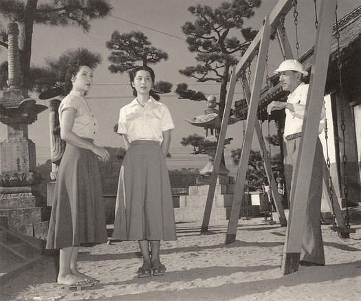 Setsuko Hara, Kyôko Kagawa and Yasujirō Ozu at the set of Tokyo Story