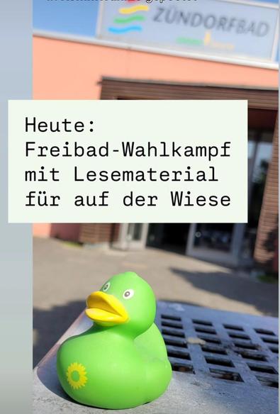 Grüne Badeente vor Eingang zum Zündorf Bad
Heute dort Wahlkampfstand