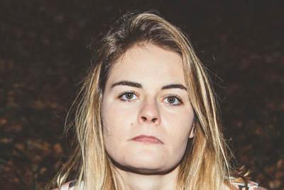 Hazel Brugger: erster Auftritt in Schweden
Die Schweizer Comedienne tritt beim Stockholm Fringe Festival erstmals mit ihrem Programm auf Englisch auf.
https://www.kabarett-news.de/News-vom-11.08.2025-hazel-brugger.htm
Fotografin @no_e_ll_e Guidon