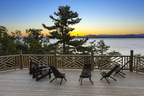 NEWLY BUILT ON LAKE CHAMPLAIN
Deck 