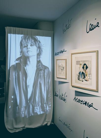 Photo de l'exposition sur Bretecher où on voit une photo de Bretecher jeune en veste en cuir et sur le mur 2 illustrations originales encadrées. Photo prise de l'exposition de la cité de la BD d'Angoulême