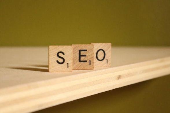 SEO in Scrabble letters on a wooden surface.