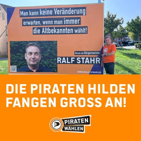 Sharepic mit orange farbendem Hintergrund in der unteren Hälfte. Aufschrift in weißer Schrift "Die PIRATEN Hilden fangen gross an!". Darüber in der Hälfte Ralf Stahr, rechts stehend, neben einem Wesselmann, der ihn als Bürgermeisterkandidat präsentiert. Darüber der Schriftzug in weißer Schrift auf schwarzem Hintergrund "Man kann keine Veränderung erwarten, wenn man immer die Altbekannten wählt."