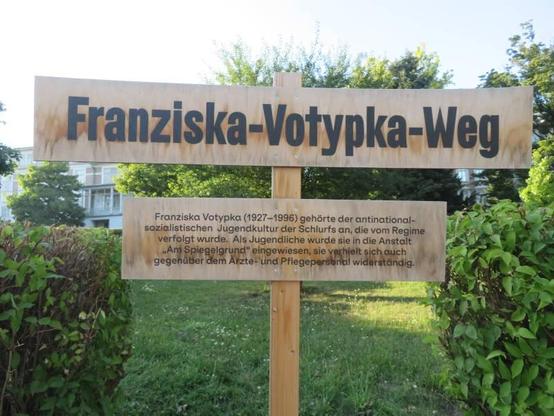 Ein Holzschild am Otto Wagner Areal hoch oberhalb von Wien:
"Franziska-Votypka-Weg
Franziska Votypka (1927-1996) gehörte der antinationalsozialistischen Jugendultur der Schurfs an, die vom Regime verfolgt wurde. Als Jugendliche wurde sie in die Anstalt 'Am Spiegelgrund' eingewiesen, sie verhielt sich auch gegenüber dem Ärzte- und Pflegepersonal widerständig."