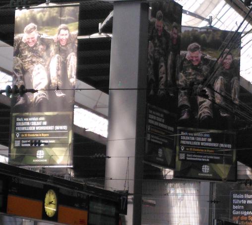 Drei Werbeplakate für freiwillige Soldaten der Deutschen Bundeswehr, Hauptbahnhof München.