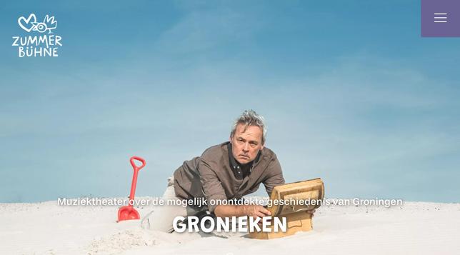 Startpagina van de website zummerbuhne.nl. Het is een foto van een zanddepot met daarover een blauwe hemel. Marcel Hensema kijkt de camera in met een rode schep naast zich en een open schatkist voor zich. 

Links boven ist het logo van de Zummerbühne, rechts boven een menu icon. Daaronder staat »Muziektheater over de mogelijk onontdekte geschiedenis van Gronigen. Gronieken.«
